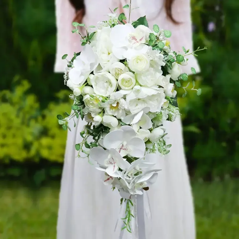 Bouquet da sposa a cascata verde e bianco