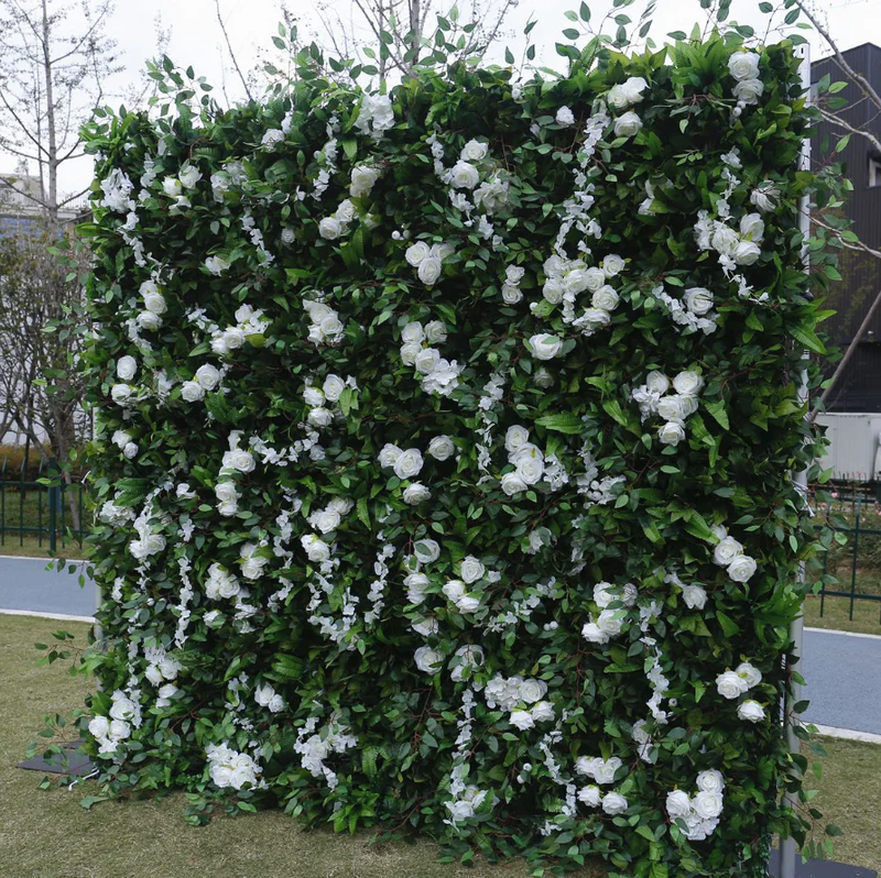 Tessuto artificiale verde del muro di fiori rotolando lo sfondo floreale per la festa