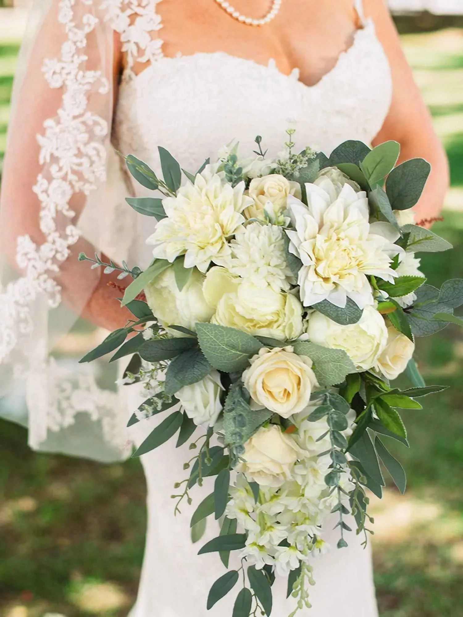 Bouquet da sposa a cascata verde e bianco