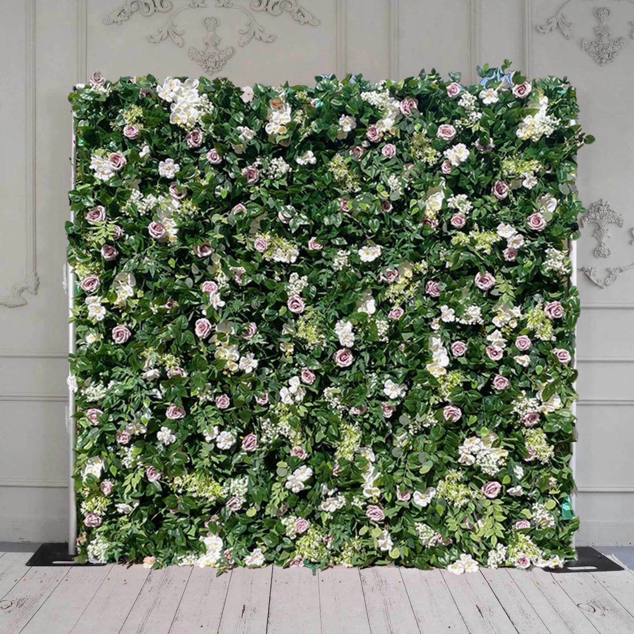 Tessuto artificiale verde del muro di fiori rotolando lo sfondo floreale per la festa