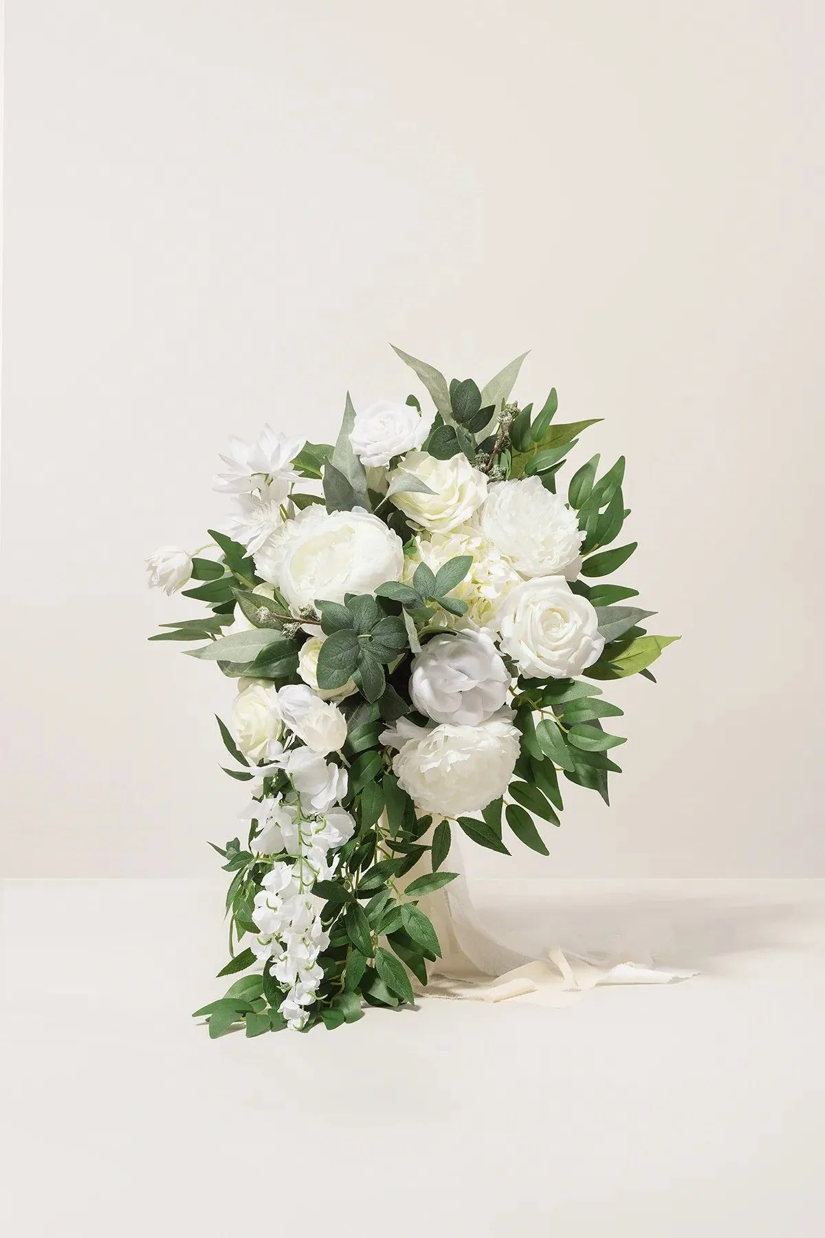 Bouquet da sposa a cascata verde e bianco