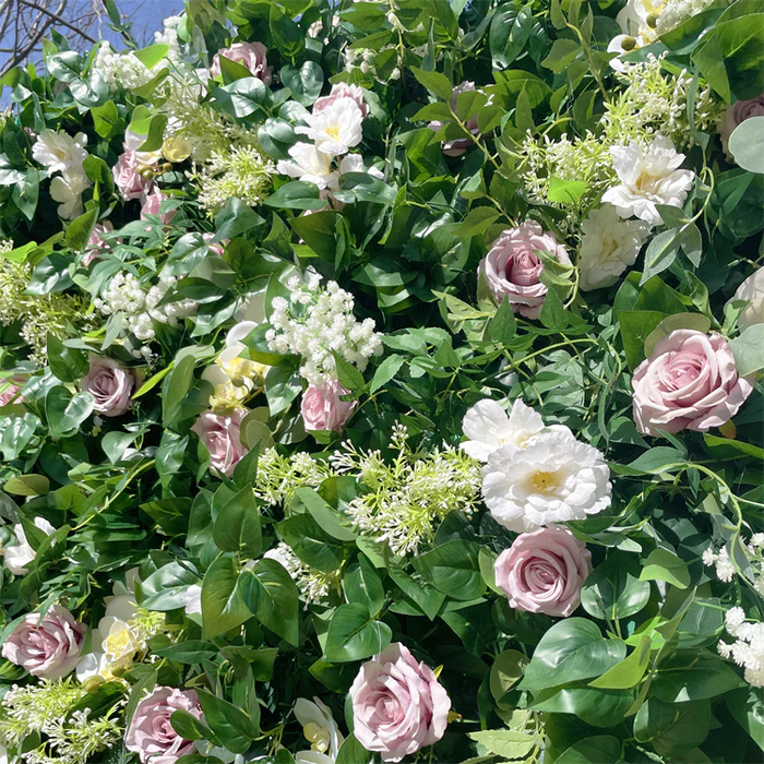 Tessuto artificiale verde del muro di fiori rotolando lo sfondo floreale per la festa