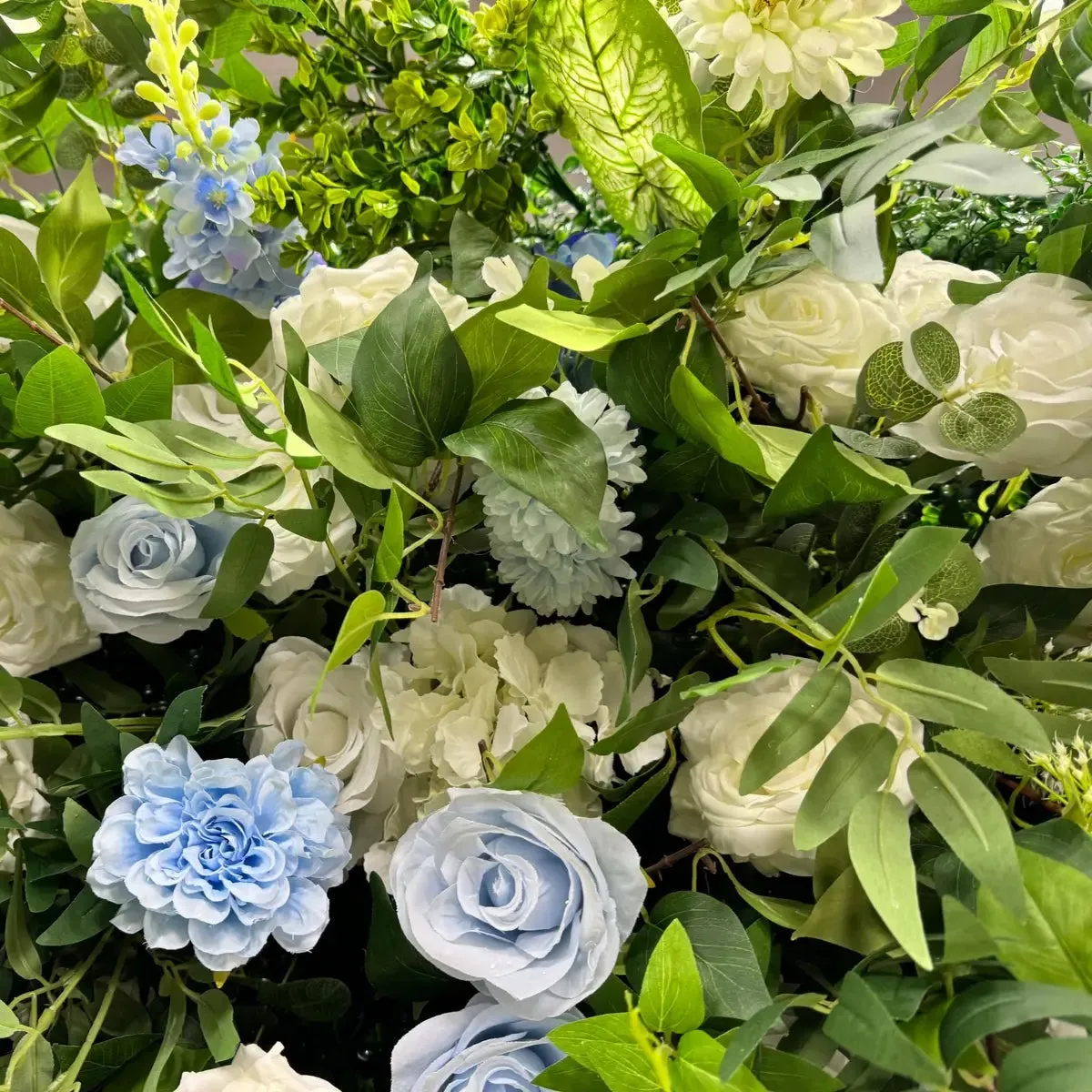 Tessuto artificiale verde del muro di fiori rotolando lo sfondo floreale per la festa
